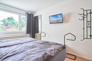 a bedroom with a bed and a window at Ferienwohnung Juchmann in Timmendorfer Strand