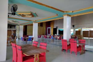 OYO 2994 Hotel Wedika tesisinde bir restoran veya yemek mekanı