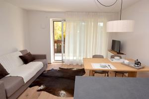 a living room with a couch and a table at Aurturist Valdaora Roulette in Valdaora