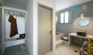 un bagno con lavandino e specchio di Antiparos Homes a Città di Antiparo