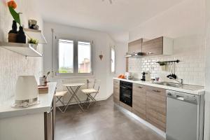 uma cozinha com um lavatório e uma bancada em Le petit nid de Max et Sophie 1free garage em Colmar