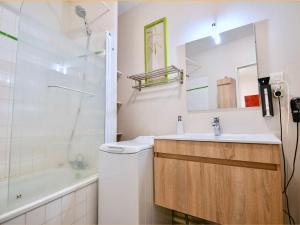 łazienka z umywalką, toaletą i wanną w obiekcie Appart Cosy Brest (La gare) vue mer w mieście Brest