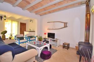 een woonkamer met een bank en een fornuis bij Casa de Pueblo 015 by Mallorca Charme in Muro