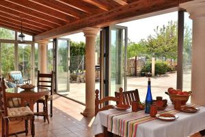uma sala de jantar com uma mesa e portas de vidro em Finca Son Lleig 001 by Mallorca Charme em Muro