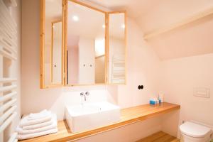 La salle de bains est pourvue d'un lavabo et d'un miroir. dans l'établissement Restaurant Hotel Buitenlust, à Amerongen