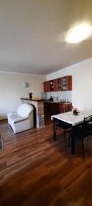 Kuchyň nebo kuchyňský kout v ubytování Bástya Apartmanház