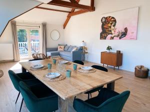 Posezení v ubytování Luxurious historical Loft close to the beach! + 33 fotografií