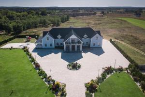 an aerial view of a house with a large yard at Villa Con Amore in Słońsk