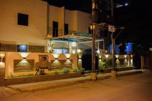 un edificio en una calle por la noche en Royal Inn Hotel, en Karachi