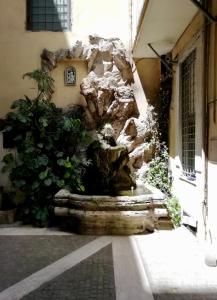 uma fonte de água no lado de um edifício em Atelier Musicale Suites em Roma