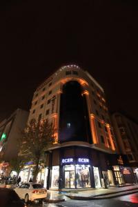 um edifício com um carro estacionado em frente em SARDUR HOTEL em Bostaniçi