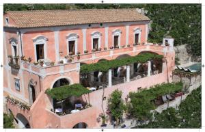 een luchtzicht op een gebouw met planten erop bij Amore Rentals - Villa Angelina in Positano