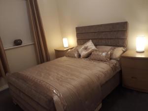 ein Schlafzimmer mit einem Bett mit zwei Lampen in der Unterkunft Pond view in Airdrie