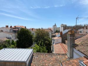 vista para os telhados de uma cidade com edifícios em 21 Dupaty Le Studio em La Rochelle
