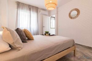una camera con un grande letto di fronte a una finestra di Apartamento tranquilo en pleno centro con garaje a Huelva