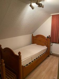 Bett in einem Zimmer mit einer Decke in der Unterkunft Chalet Schönberg in Gunten