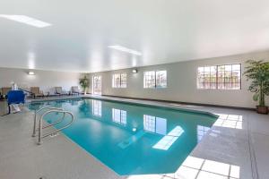 a large swimming pool in a large building at Comfort Inn & Suites Surprise Near Sun City West in Surprise