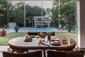 una mesa de madera con un bol de fruta. en Bungalow espectacular garaje piscina y jacuzzi, en Aljaraque