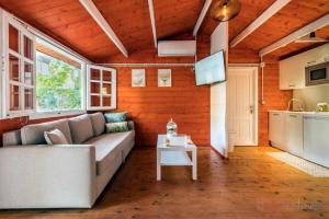 salon z kanapą i stołem w obiekcie Bungalow espectacular garaje, piscina y jacuzzi w mieście Aljaraque