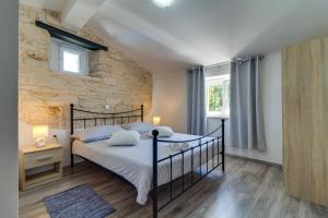 Ένα ή περισσότερα κρεβάτια σε δωμάτιο στο Stone house Furlani with a lovely garden +57 φωτογραφίες