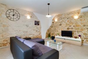 Μια τηλεόραση ή/και κέντρο ψυχαγωγίας στο Stone house Furlani with a lovely garden