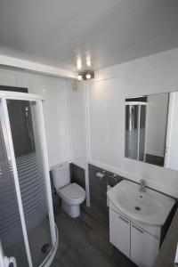 Un baño blanco con inodoro y lavabo. en Tamarells 11, en Puerto Pollensa