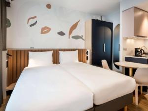 1 dormitorio con 1 cama y cocina en Adagio access Brussels Delta, en Bruselas