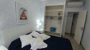 een slaapkamer met een bed met twee kussens erop bij Apartament OASIS B3 Roses in Roses