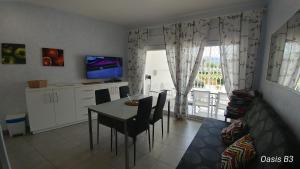 een keuken en eetkamer met een tafel en stoelen bij Apartament OASIS B3 Roses in Roses