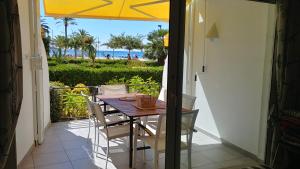 a table and chairs on a balcony with a view of the ocean at Apartament OASIS B3 Roses in Roses