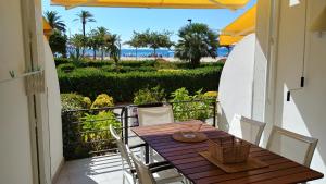 a table and chairs on a balcony with a view of the beach at Apartament OASIS B3 Roses in Roses