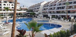 The swimming pool at or close to PARQUE SANTIAGO 1 LUXURY APARTAMENT (Playa de las Américas)