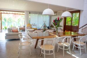 a dining room with a table and chairs at Excelente casa, pé na areia, no melhor de Arraial! in Arraial d'Ajuda