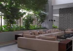 un vestíbulo con sofás y sillas en un edificio en KLIA Glorybnb Bell Suites, en Sepang