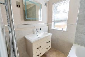 The Deneb في Amotherby: حمام مع حوض أبيض ومرآة +14 صورة