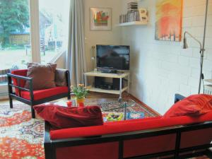 uma sala de estar com duas cadeiras e uma televisão em Ferienhaus-in-Rotenburg em Rotemburgo do Wumme