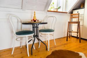 una mesa y dos sillas en una habitación en Rooms Lavanda&Ruzmarin, en Dubrovnik