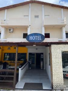納塔爾的住宿－CP Hotel Economic，建筑前方有标志的酒店