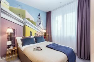 沃韦VISIONAPARTMENTS Vevey - contactless check-in的一间卧室，配有一张大床和一扇大窗户。