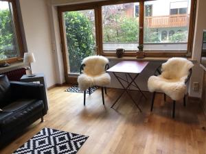 - un salon avec une table et deux chaises dans l'établissement Dreiländereck, schöne Ferienwohnung mit großem Freisitz, à Rheinfelden