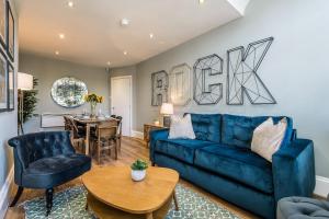 sala de estar con sofá azul y mesa en Host & Stay - Catharine Quarters en Liverpool