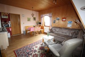 Neudorf的住宿－Grosse-Ferienwohnung-Ebert-Green，客厅配有沙发和桌子