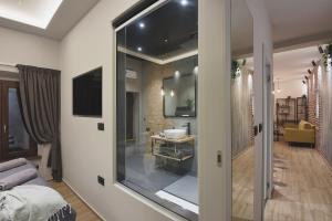 een slaapkamer met een groot glazen raam en een badkamer bij Apartment De Ville 2020 with free parking in Pula