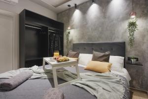 una camera da letto con un letto e un tavolo sopra di Apartment De Ville 2020 with free parking a Pola (Pula)