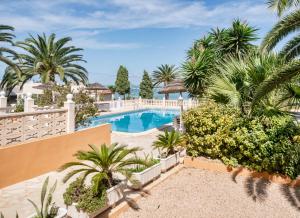 vista aerea su una piscina del resort con palme di Hotel Lago Dorado - Formentera Break a La Savina