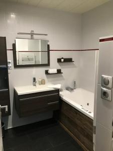 Un baño con bañera, lavabo y bañera. en LA FORCLAZ - Centre ville & Lac, Balcon, Parking, en Annecy 26 fotos más