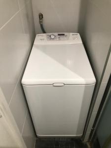 Un inodoro blanco en un baño pequeño. en LA FORCLAZ - Centre ville & Lac, Balcon, Parking, en Annecy