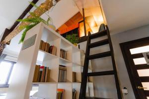 una habitación con una estantería de libros y una escalera en Smile Hostel, en Nizhny Novgorod