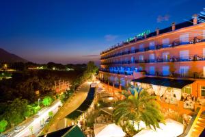a view of a hotel at night at Hotel dei Congressi in Castellammare di Stabia