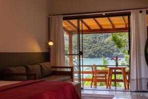 um quarto com uma cama e uma janela com vista em Atlantica Jungle Lodge em Abraão